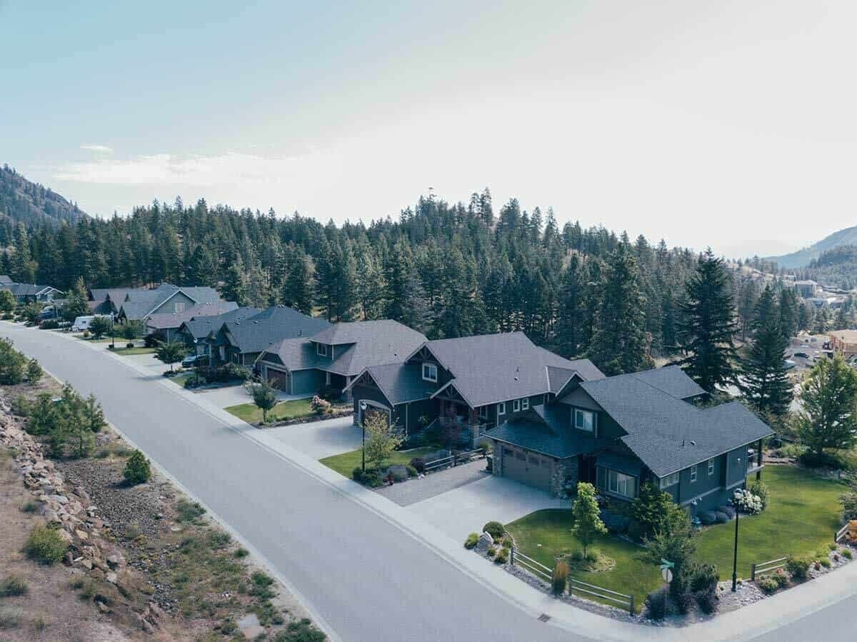 Homes along a Tallus Ridge street